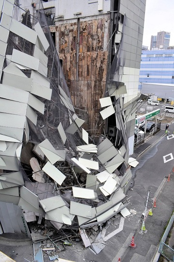 横浜駅西口のビルが崩落 近くに通行人も 繁華街で解体中の事故 アスベスト 懸念する声も 人生パルプンテ